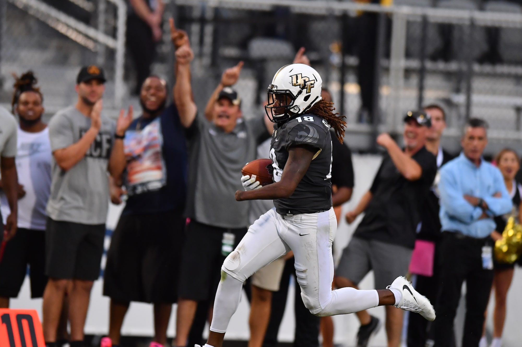 Shaquem Griffin running with the ball at a UCF game 